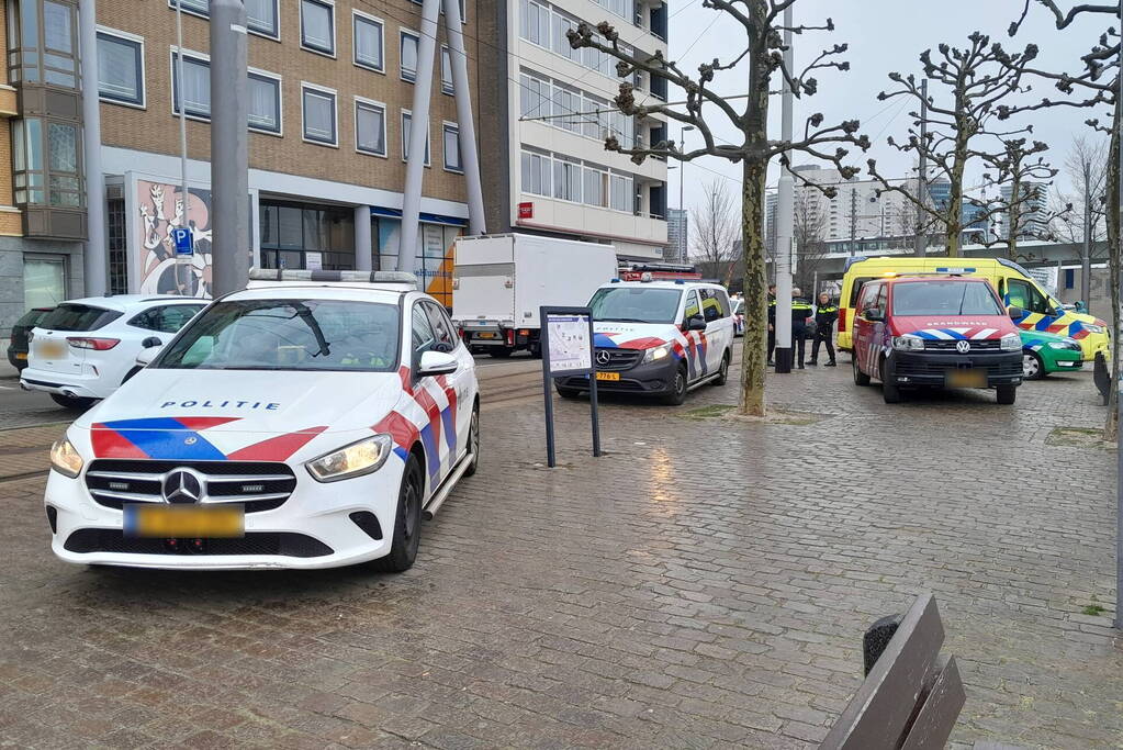 Persoon gered uit Nieuwe Maas door watertaxi