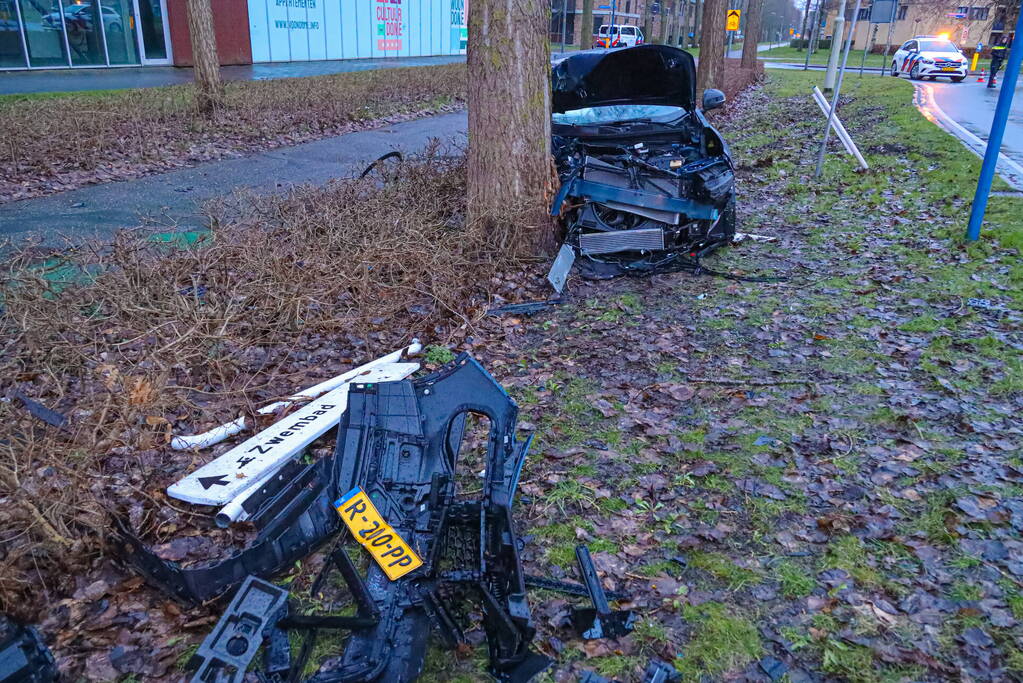 Automobilist eindigt tegen boom
