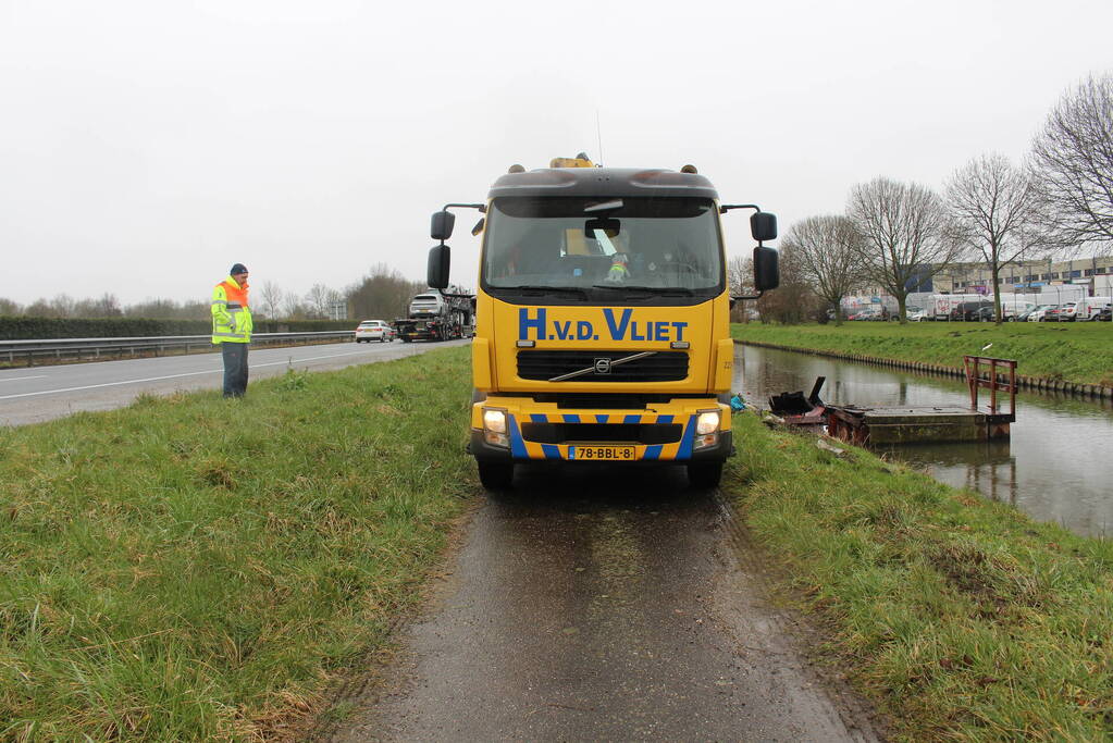 Automobilist raakt van de weg en belandt half in de sloot