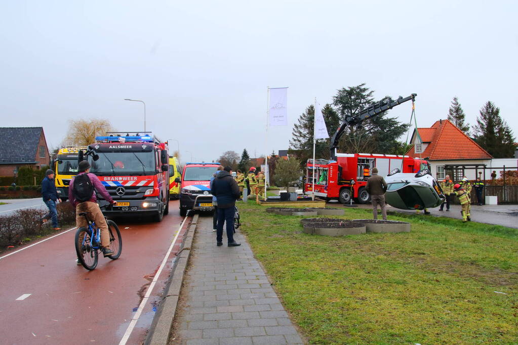 Brandweer takelt auto uit greppel