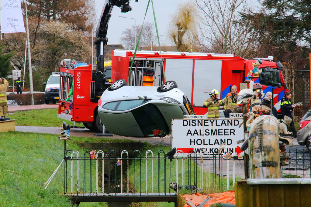 Brandweer takelt auto uit greppel