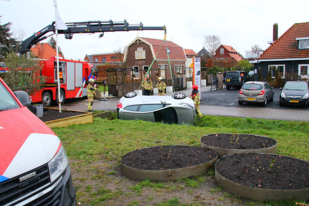 Brandweer takelt auto uit greppel