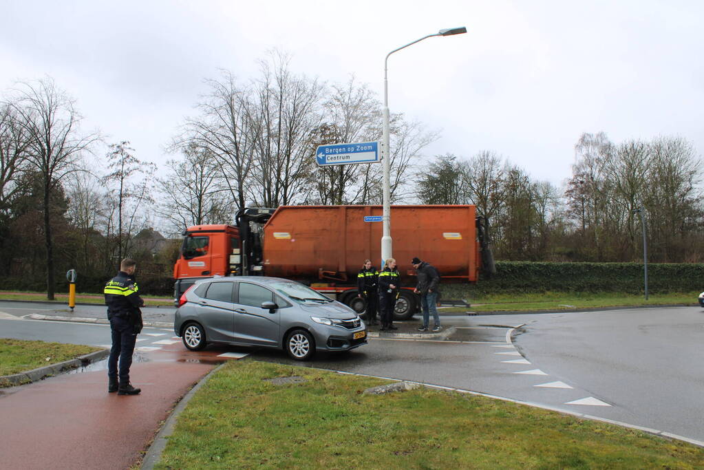 Overstekende fietsster gewond bij aanrijding op rotonde