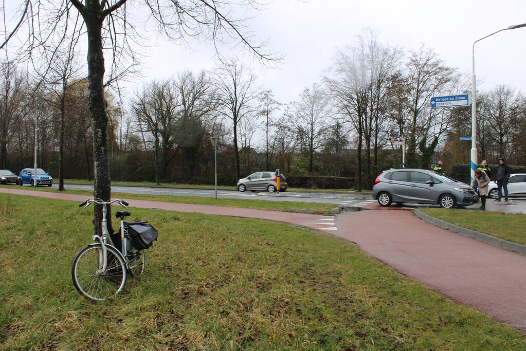 Overstekende fietsster gewond bij aanrijding op rotonde