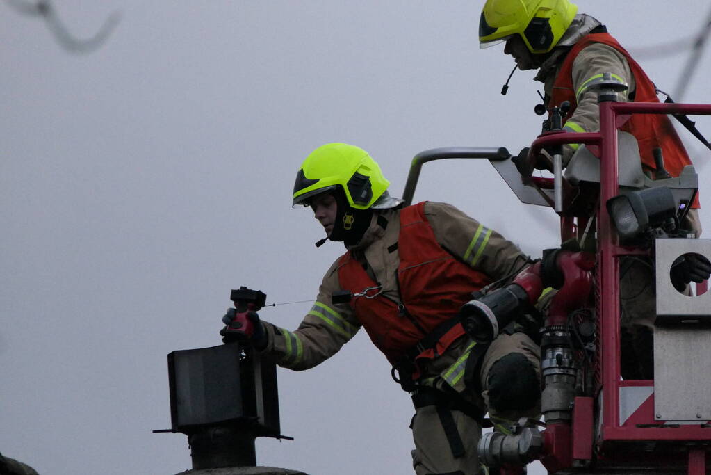 Brandweer controleert schoorsteen vanwege mogelijke brand