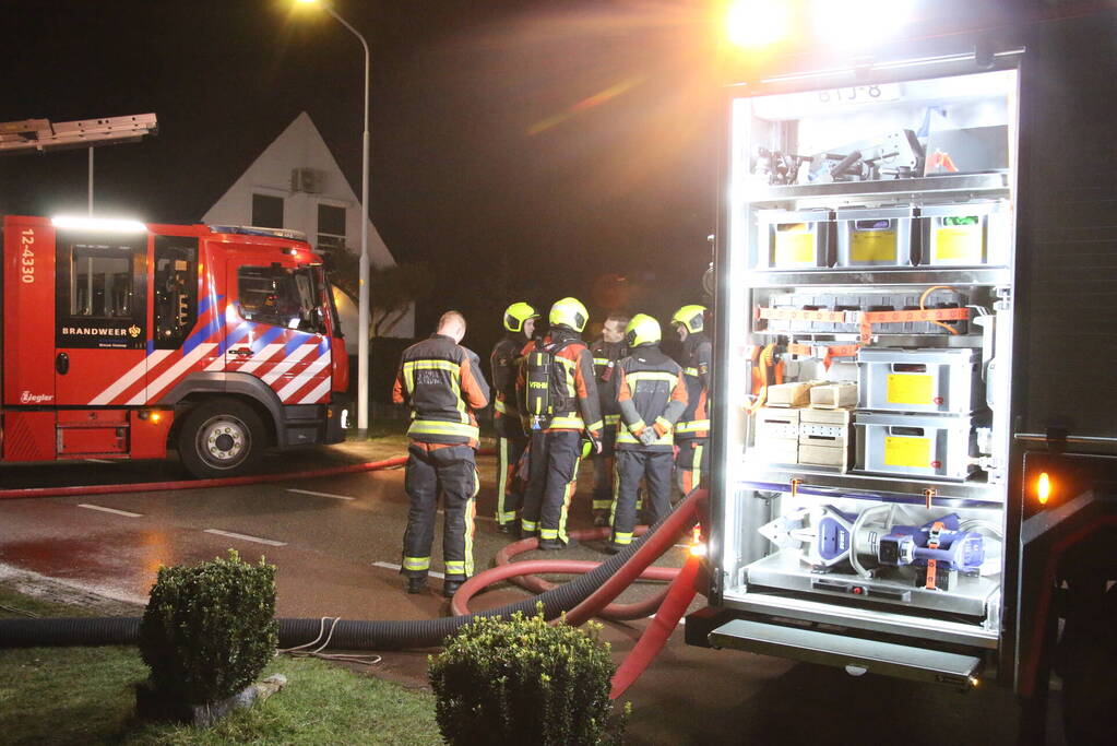 Grote brand in loods met auto's