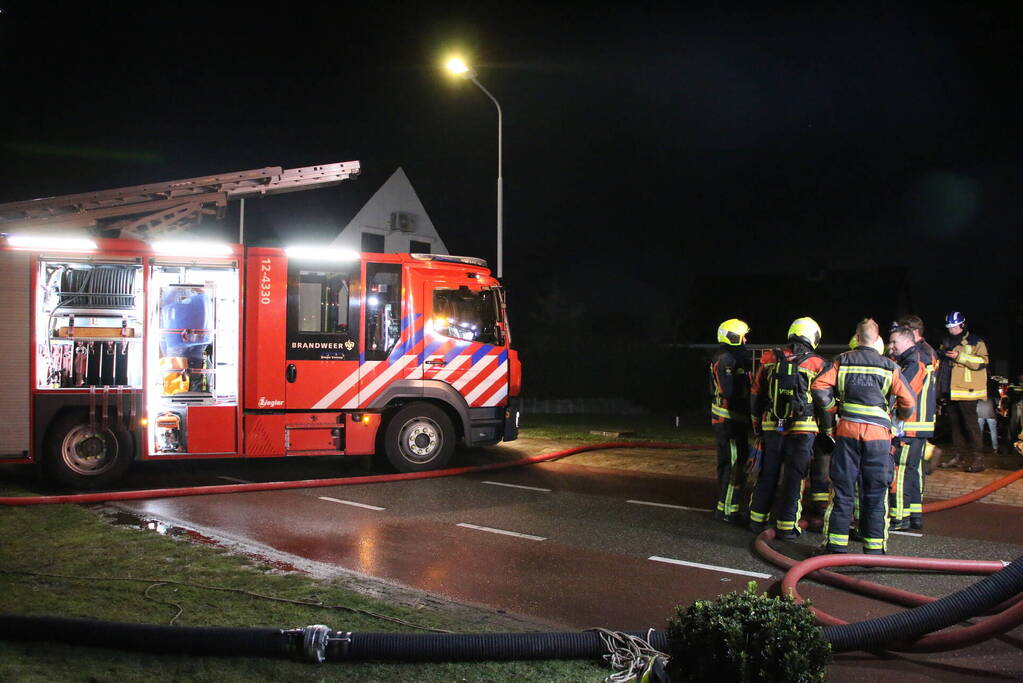 Grote brand in loods met auto's