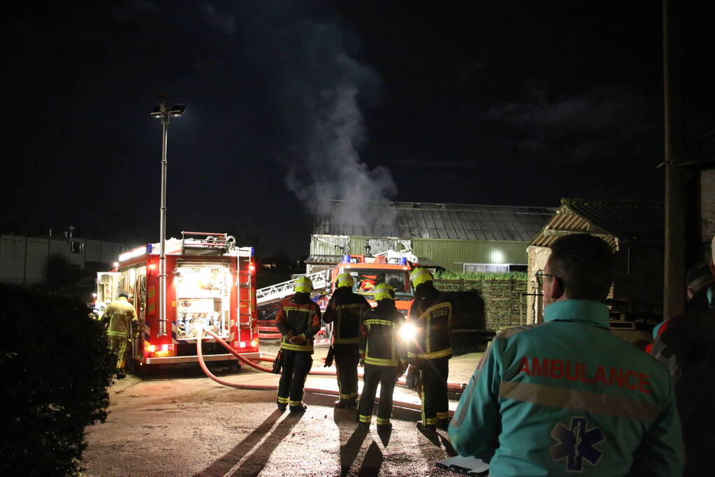 Grote brand in loods met auto's