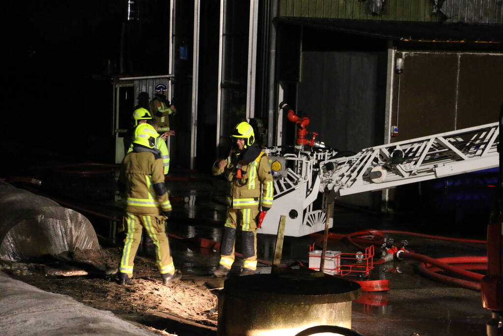 Grote brand in loods met auto's