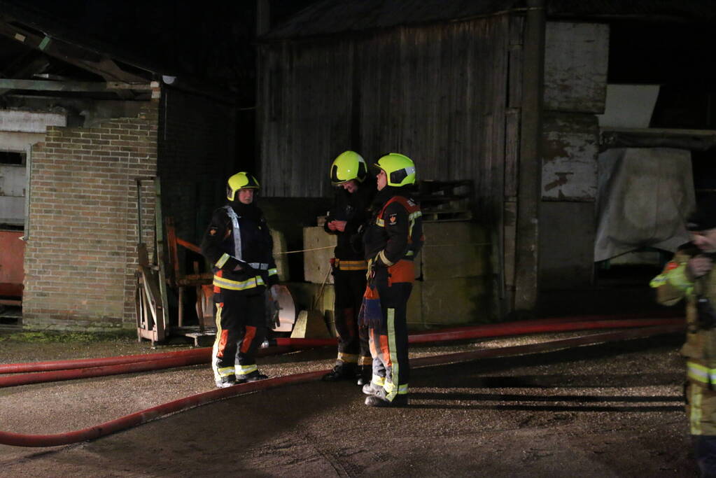 Grote brand in loods met auto's