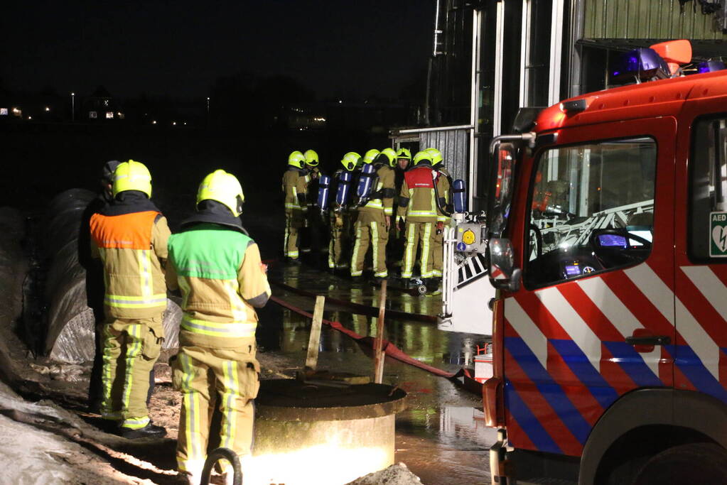 Grote brand in loods met auto's