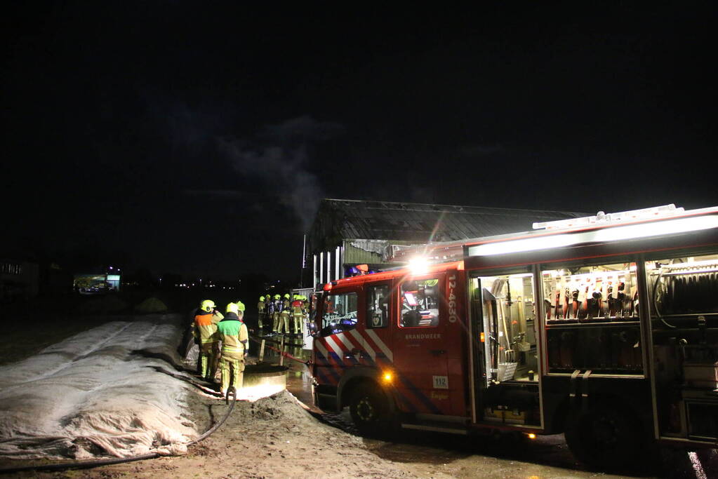 Grote brand in loods met auto's