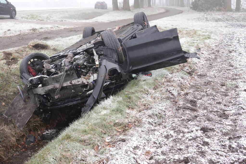 Auto raakt van de weg en belandt op de kop in de sloot