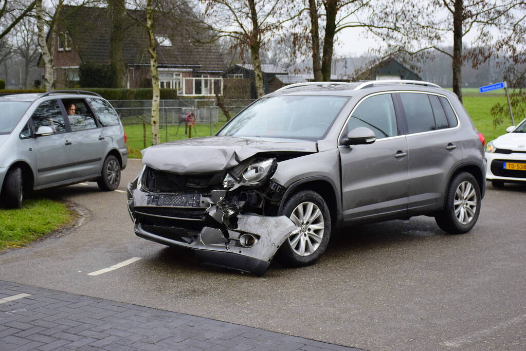 Twee auto's botsen tegen elkaar bij spoorwegovergang
