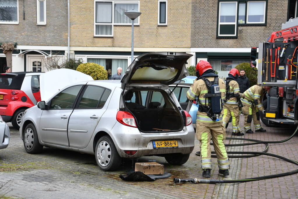 Brand in kofferbak van geparkeerde auto