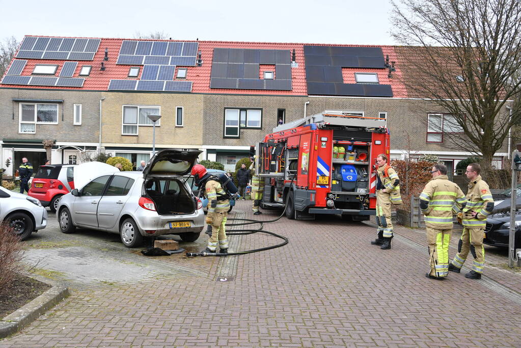 Brand in kofferbak van geparkeerde auto
