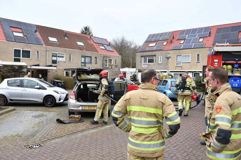 Brand in kofferbak van geparkeerde auto