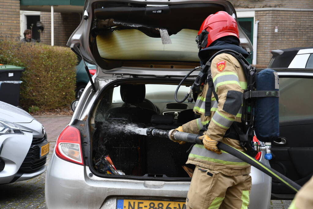 Brand in kofferbak van geparkeerde auto