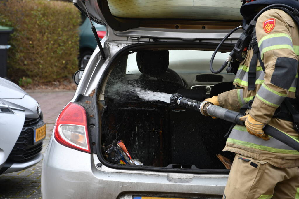 Brand in kofferbak van geparkeerde auto