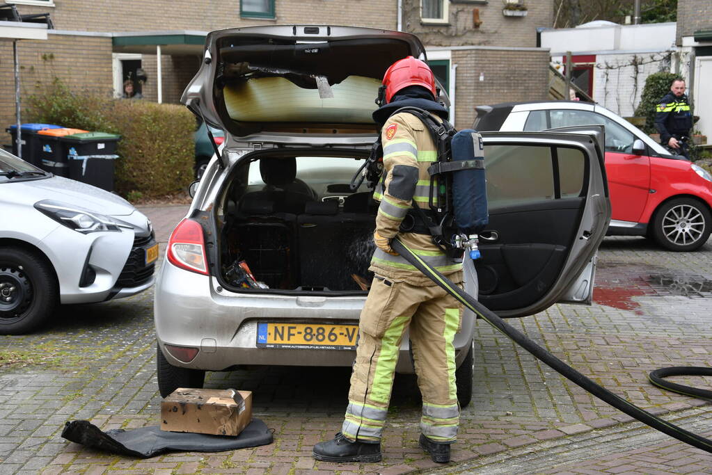 Brand in kofferbak van geparkeerde auto