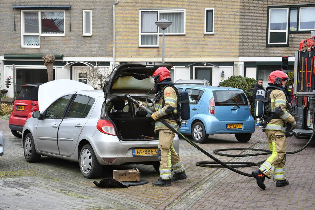Brand in kofferbak van geparkeerde auto