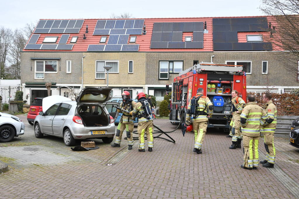 Brand in kofferbak van geparkeerde auto