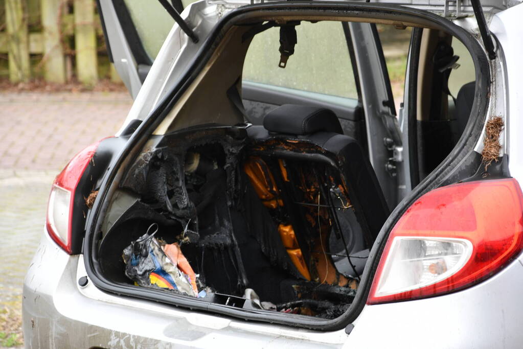 Brand in kofferbak van geparkeerde auto