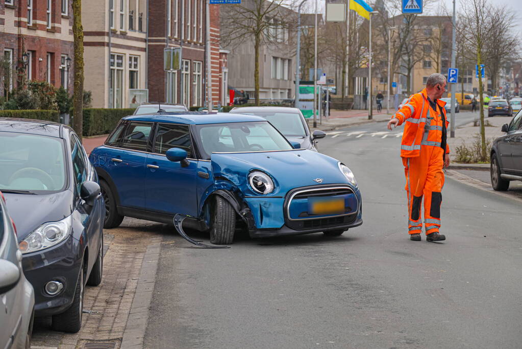 Automobilist botst op geparkeerde auto