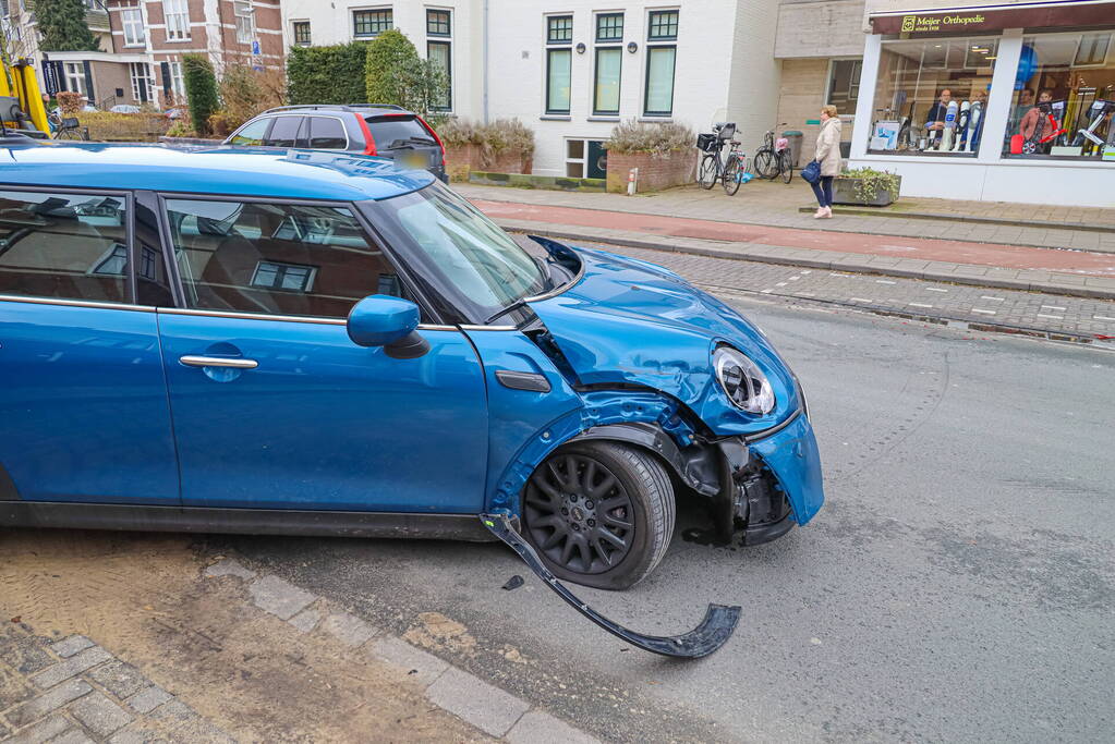 Automobilist botst op geparkeerde auto