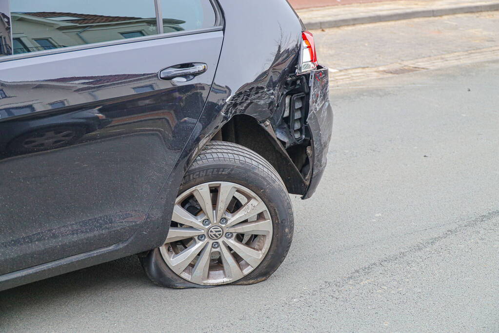 Automobilist botst op geparkeerde auto