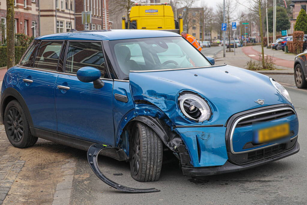 Automobilist botst op geparkeerde auto