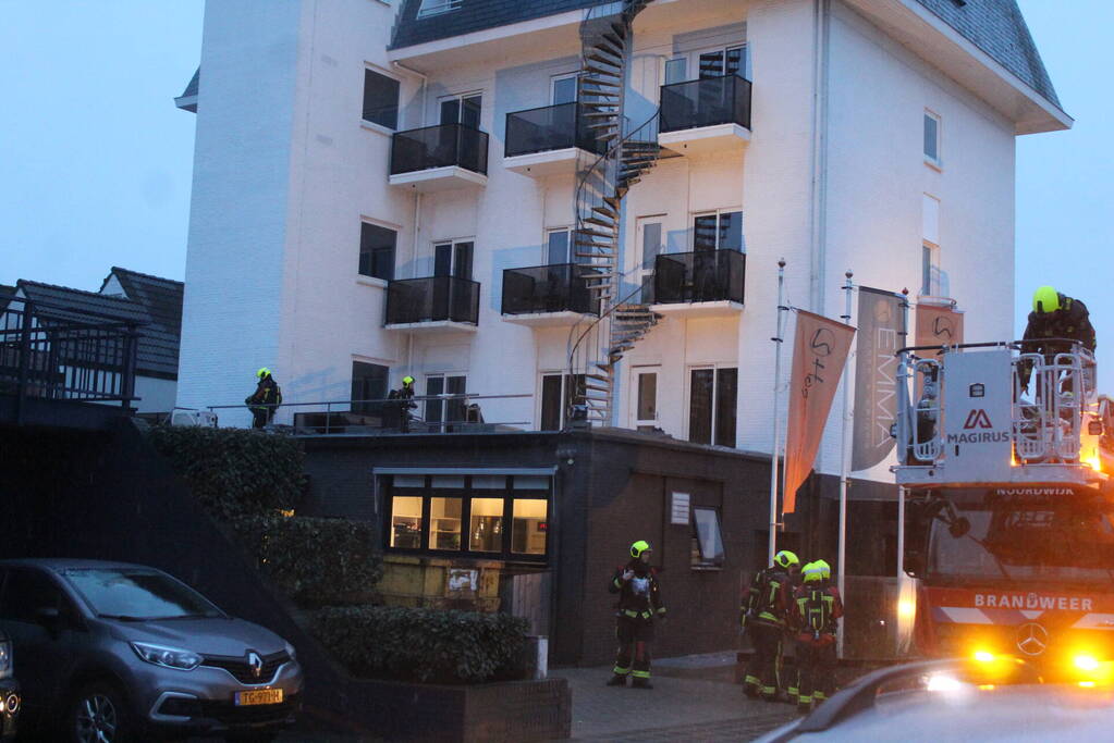Brand op dak van hotel