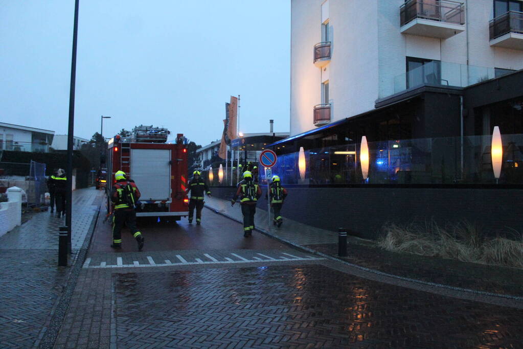 Brand op dak van hotel