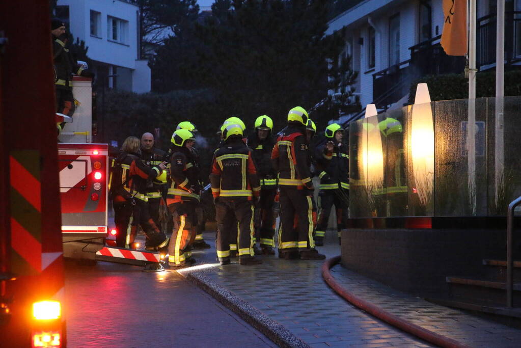 Brand op dak van hotel