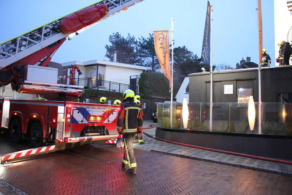 Brand op dak van hotel