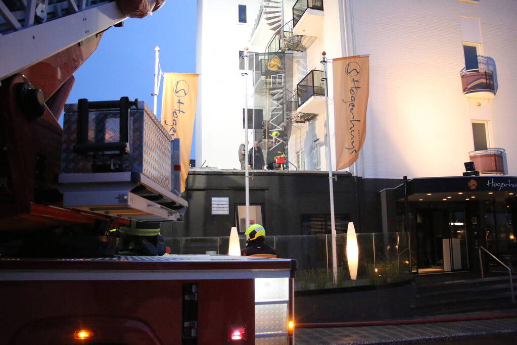 Brand op dak van hotel