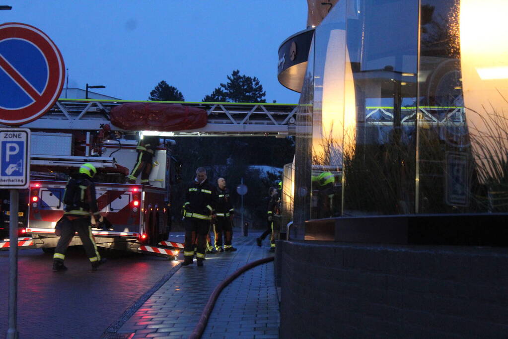 Brand op dak van hotel