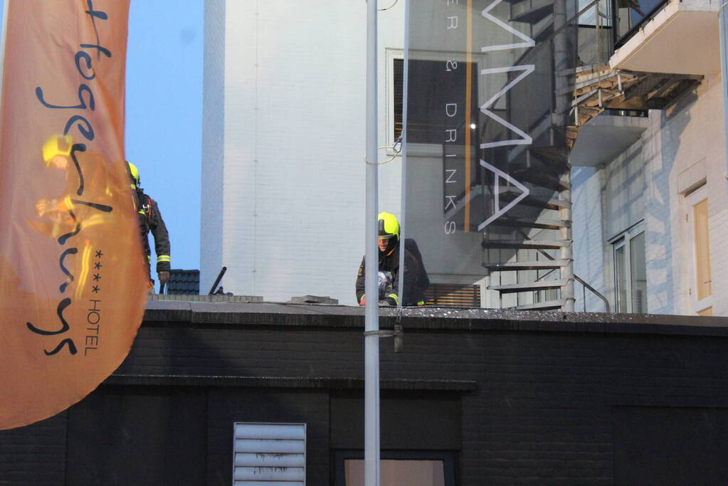 Brand op dak van hotel