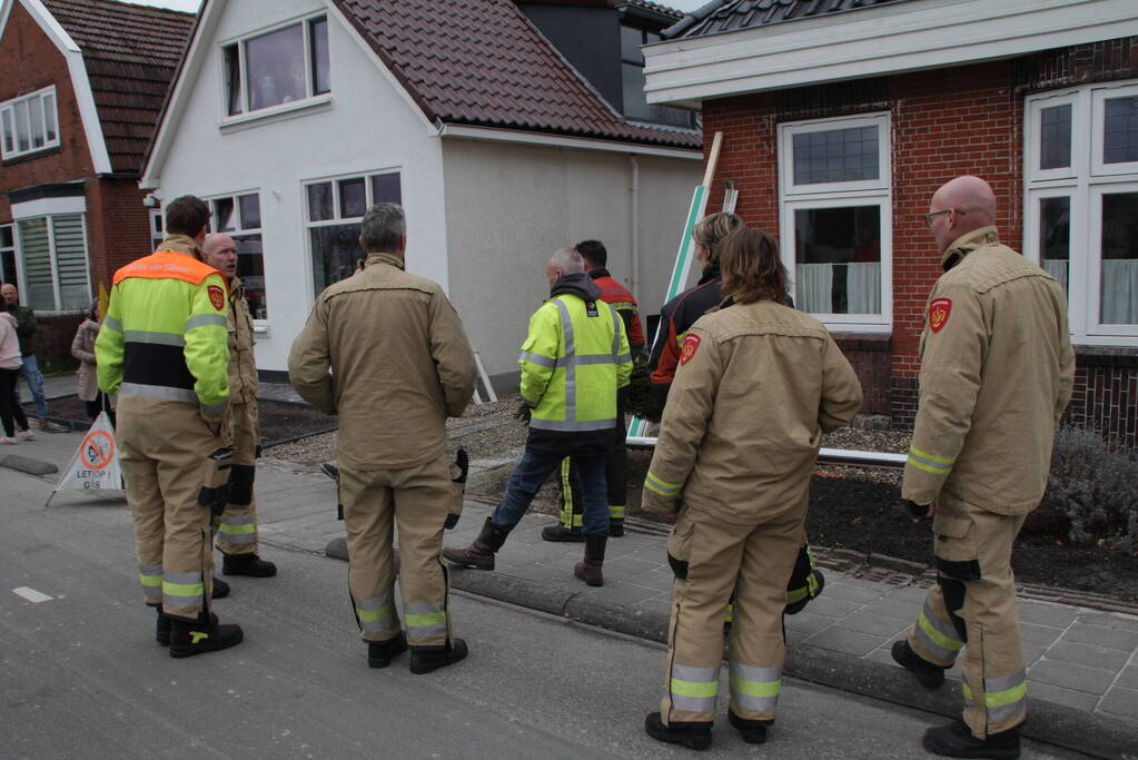 Monteurs en brandweer doen onderzoek naar gaslekkage