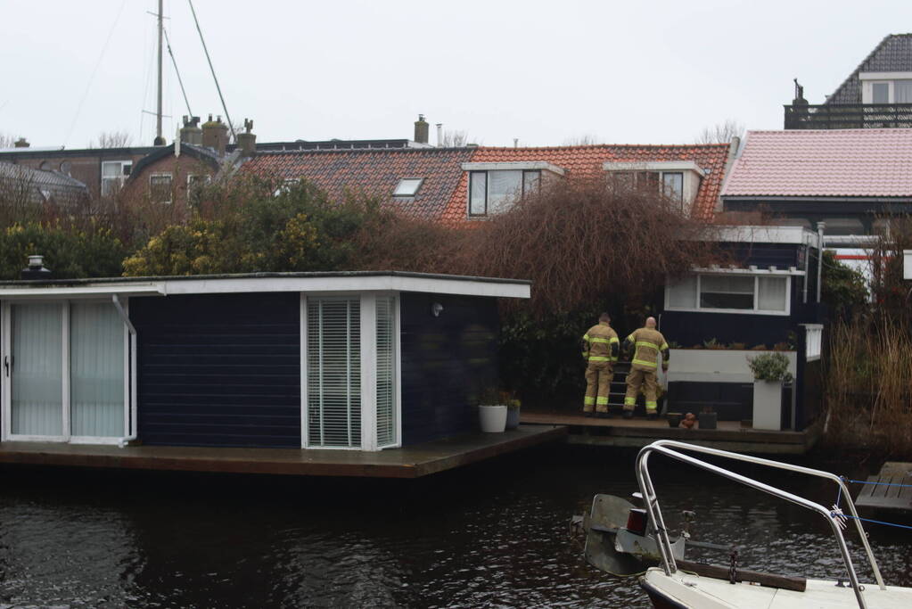 Woonboot maakt water