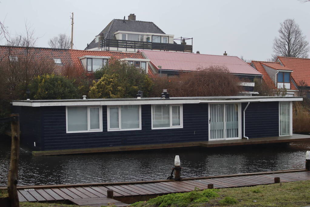Woonboot maakt water
