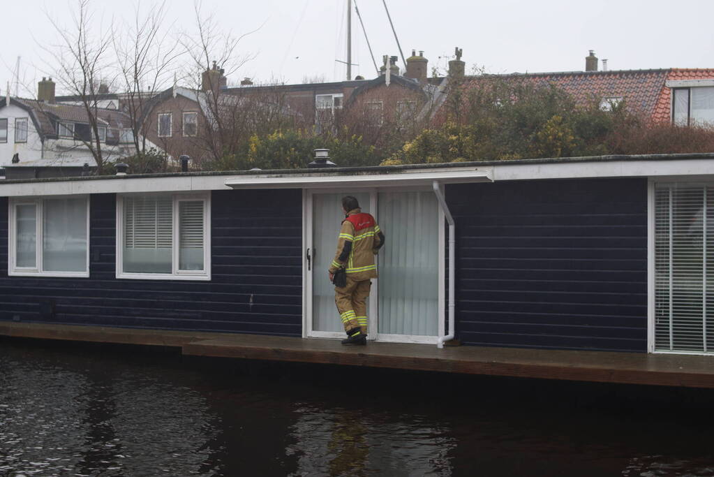 Woonboot maakt water