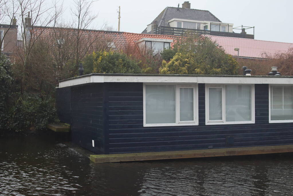 Woonboot maakt water