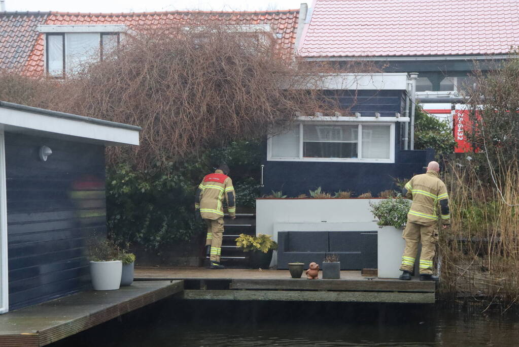 Woonboot maakt water