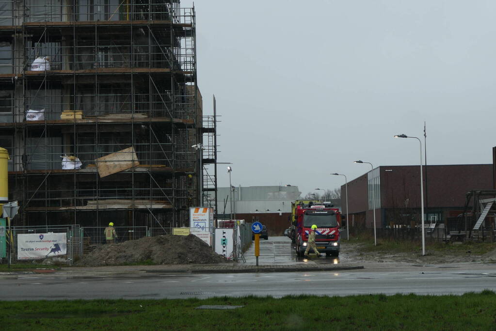 Rondvliegend bouwmateriaal zorgt voor inzet brandweer