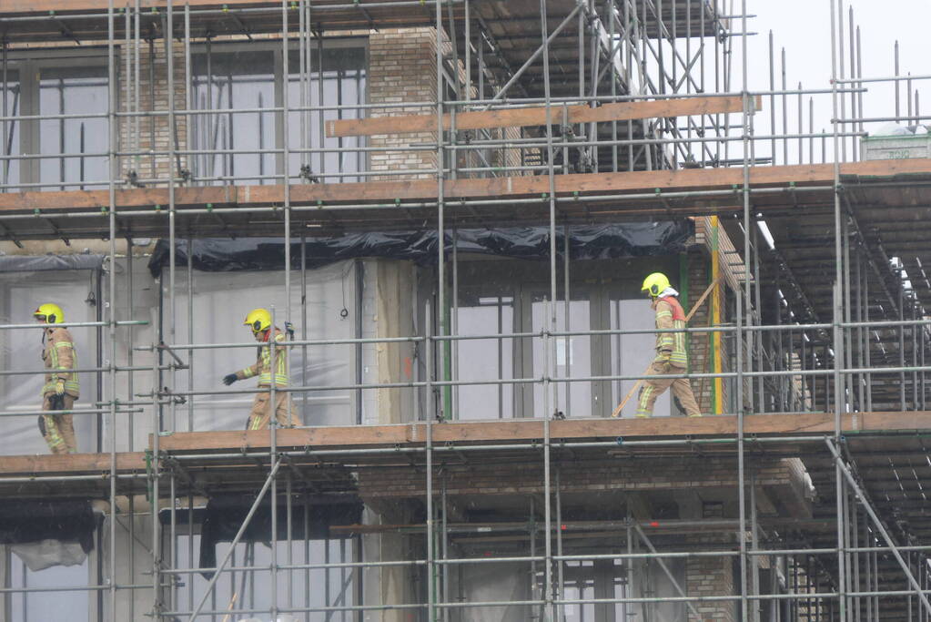 Rondvliegend bouwmateriaal zorgt voor inzet brandweer