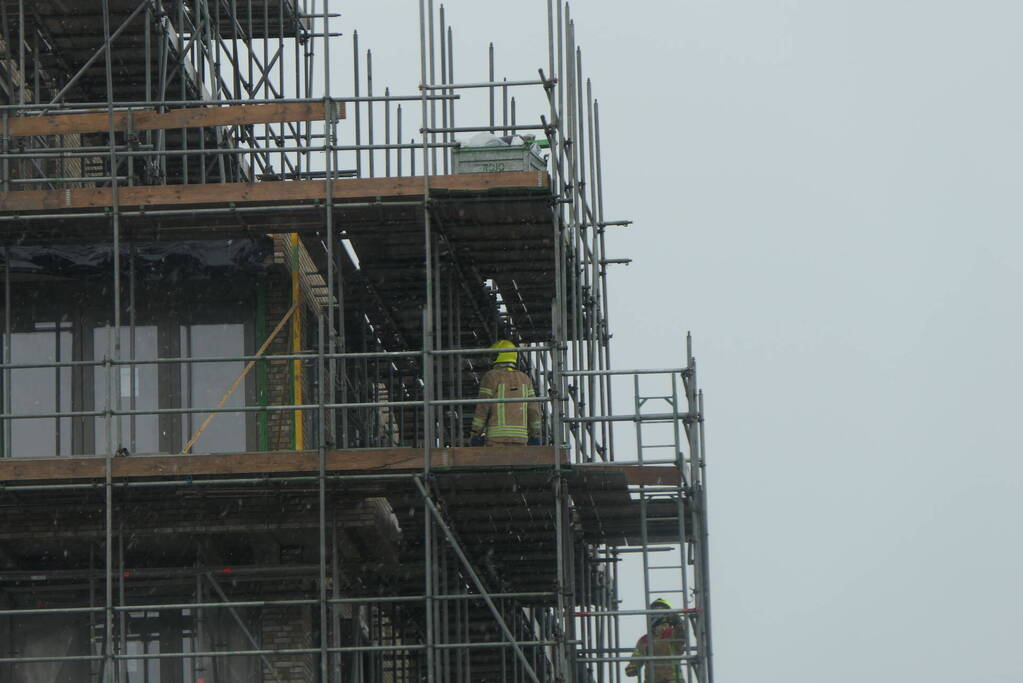 Rondvliegend bouwmateriaal zorgt voor inzet brandweer