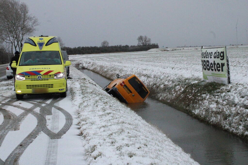 Bestelbus belandt in sloot door gladheid