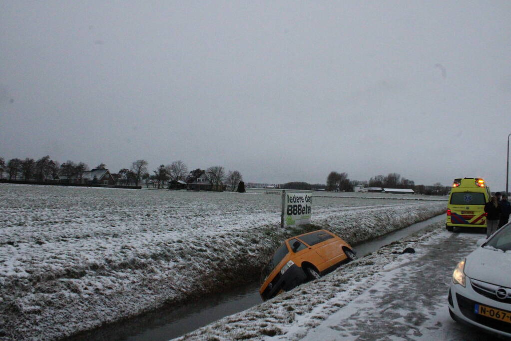Bestelbus belandt in sloot door gladheid