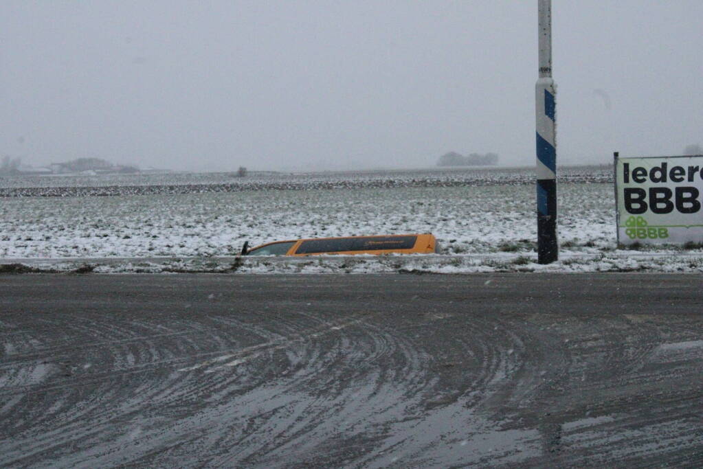 Bestelbus belandt in sloot door gladheid